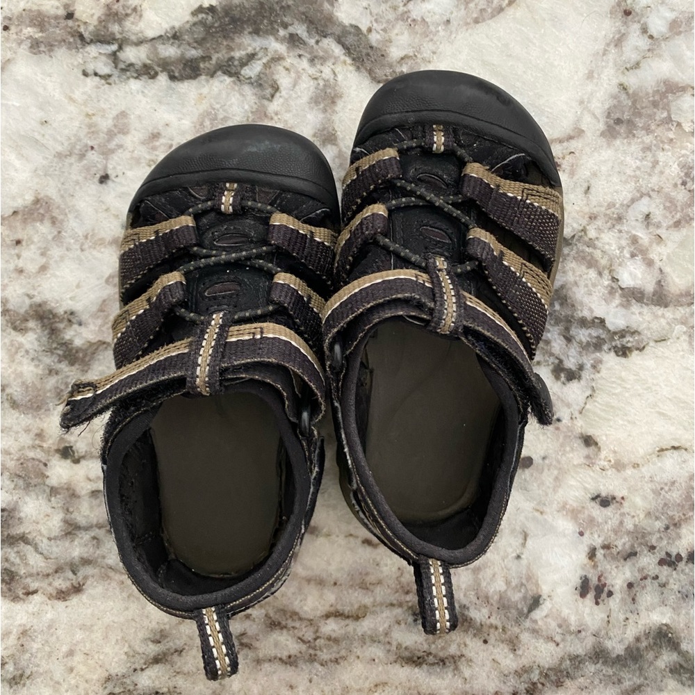 Toddler size 7 keens, used in great condition!